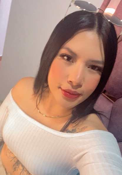 chat with single women — Nahomy from Colombia mid-conversation