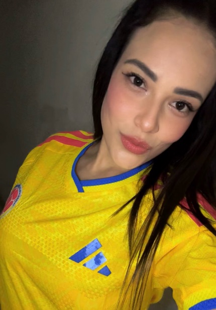 girl live video call — Doncella from Colombia reacting live on camera